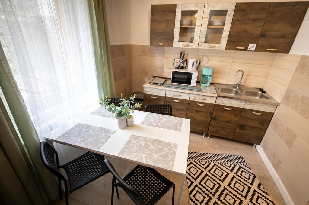 Lilla Vendeghaz Hotel Мисколк Екстериор снимка