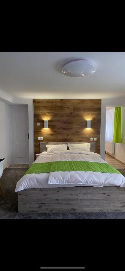 Lilla Vendeghaz Hotel Мисколк Екстериор снимка